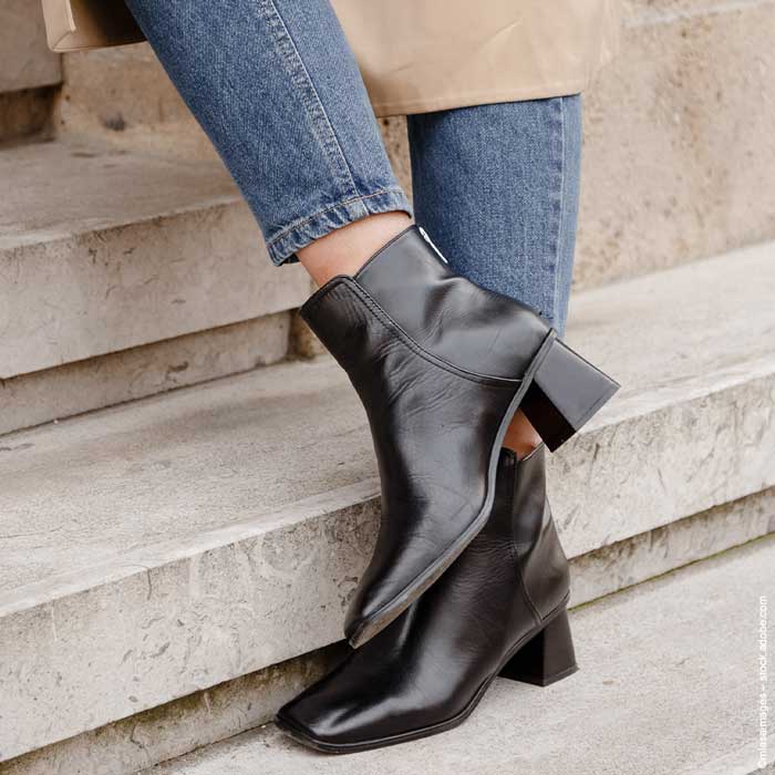 Ferragamo Stiefeletten mit Blockabsatz in Schwarz Damen Schuhe Stiefel Stiefel mit Hohen Absätzen 