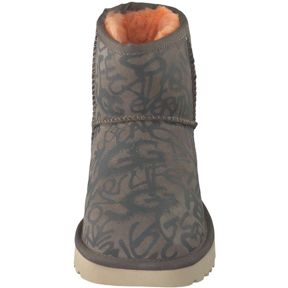 street graffiti uggs